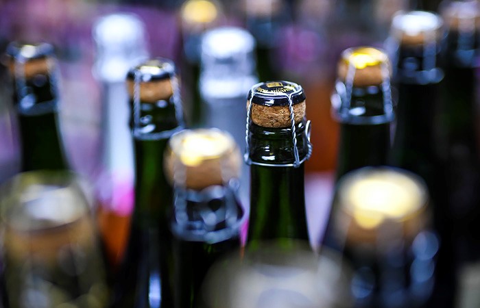 Чиновники предложили снять запрет на торговлю алкоголем онлайн, на АЗС и в заповедниках