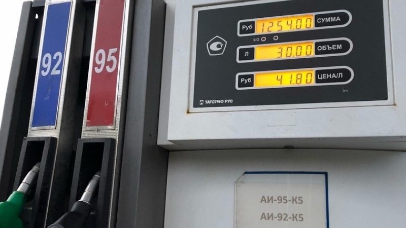 На одной из мурманских АЗС бензин подорожал сразу на 1,75 рубля