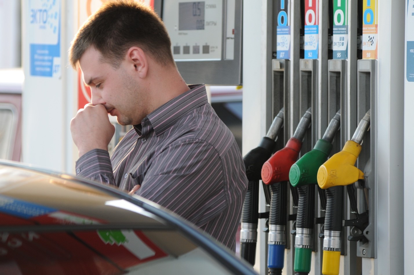 Продажи бензинов на АЗС становятся убыточными, отмечают эксперты