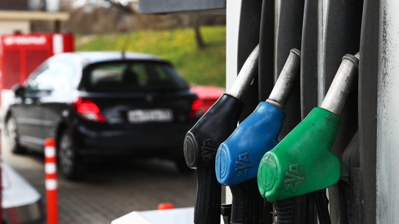 Спрос на моторное топливо в России начал восстанавливаться