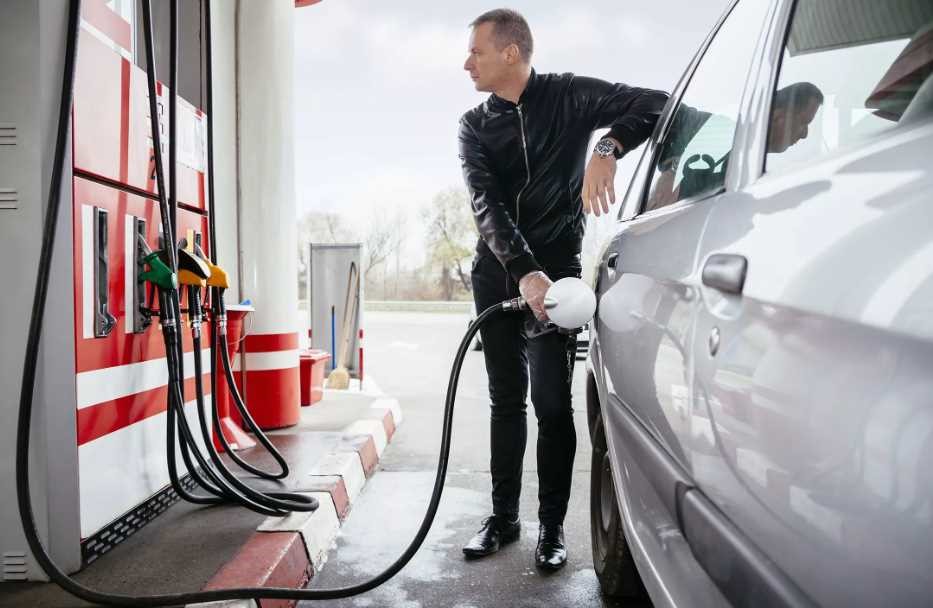 Средние цены на бензин в России за неделю снизились на 1 коп.