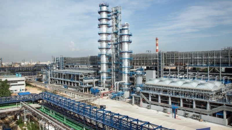 “Газпром нефть” за 9 месяцев увеличила производство автомобильного топлива