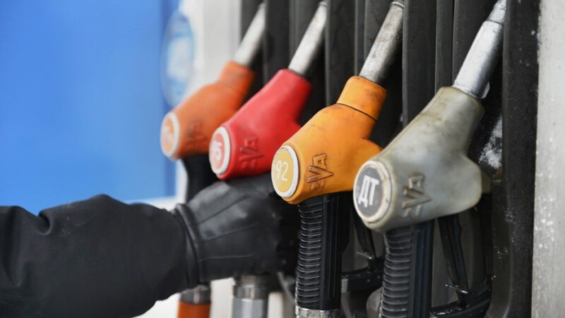 Цены на бензин растут на АЗС России третью неделю подряд