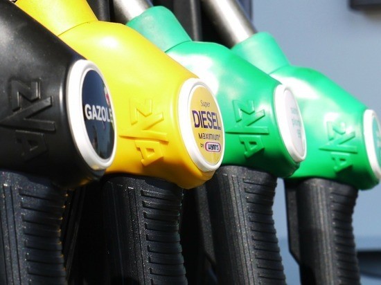 Вторая сеть АЗС в Красноярске подняла цены на бензин в январе