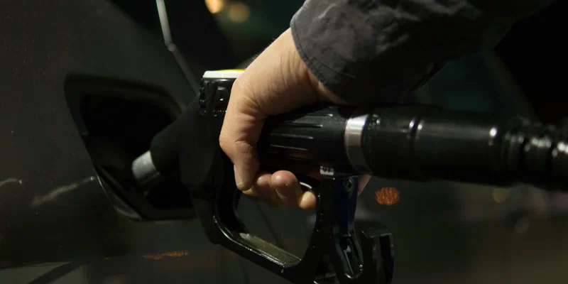 Литр бензина 92-й марки в Астрахани впервые превысил 50 рублей