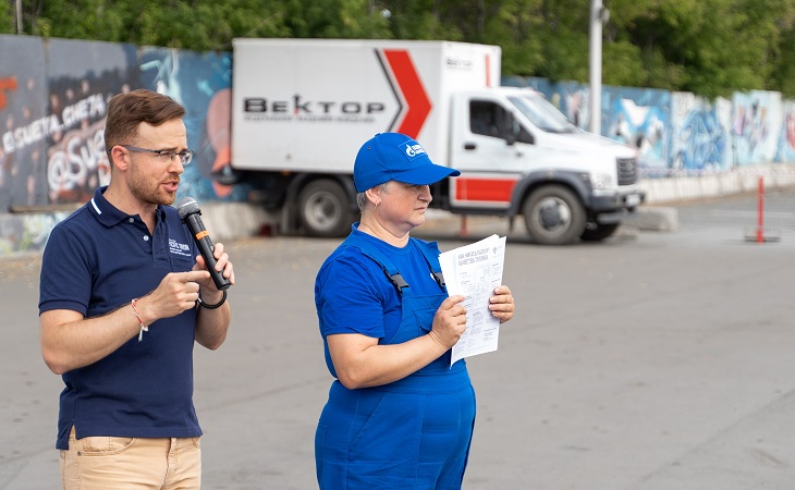 Эксперты «Газпром нефти» поделились с преподавателями водительского мастерства способами проверки качества топлива на АЗС